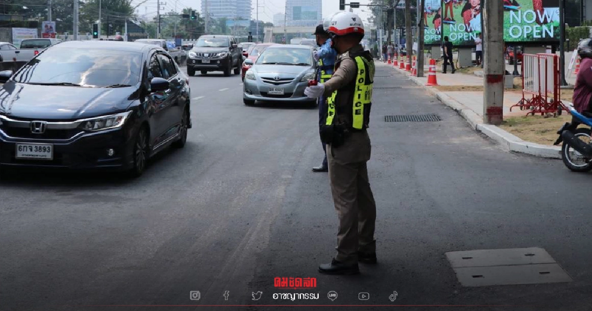 ผบช.ภ.2 ระดมตำรวจ ระบาย "รถติด" กลางเมืองศรีราชา หลังห้างดังเปิดตัววันแรก ผบช.ภ.2 ระดมตำรวจ ระบาย "รถติด" กลางเมืองศรีราชา หลังห้างดังเปิดตัววันแรก