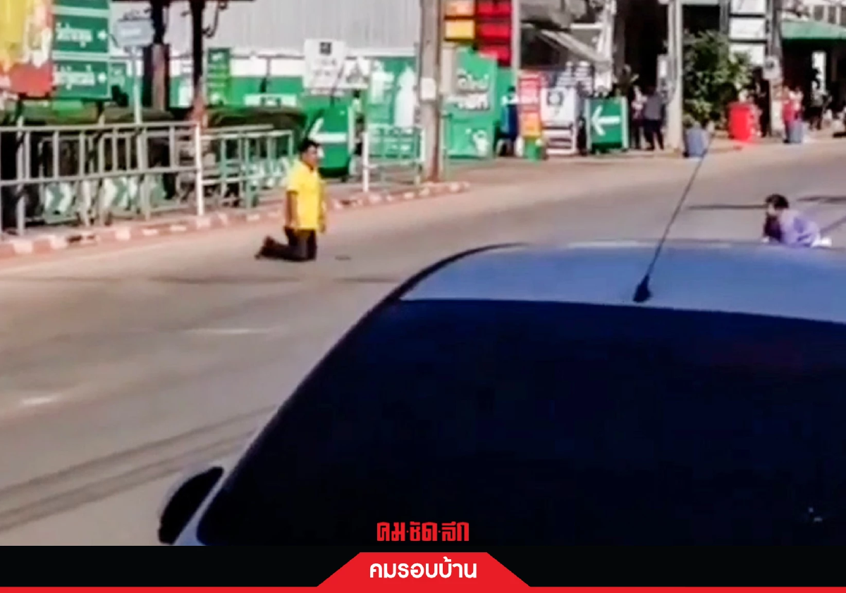 เปิดวินาที บุกช่วย "หนุ่มเครียด" ปืนจ่อหัวตัวเองกลางถนน (คลิป) เปิดวินาที บุกช่วย "หนุ่มเครียด" ปืนจ่อหัวตัวเองกลางถนน (คลิป)