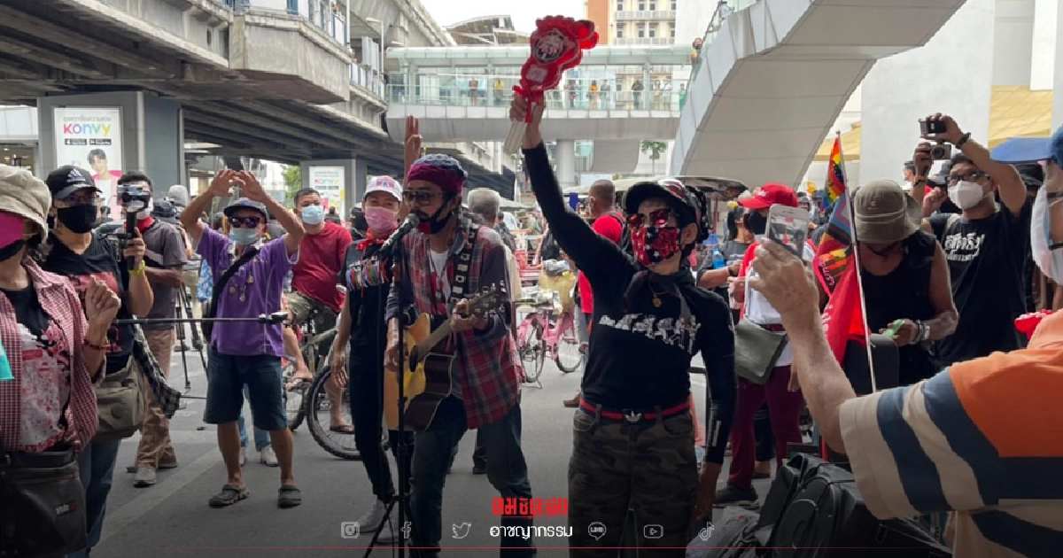 "ม็อบ14พฤศจิกา64" ย้ายด่วน เคลื่อนขบวนจากราชดำเนิน ไปปักหลัก "แยกปทุมวัน"