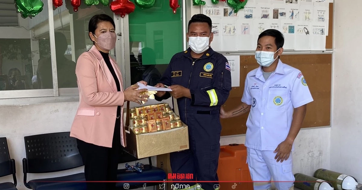 ชื่นชม จนท. ช่วยหญิงสาวใช้มีดจี้คอบนหลังคา แต่ จนท. อาสา ตกหลังคา บาดเจ็บ