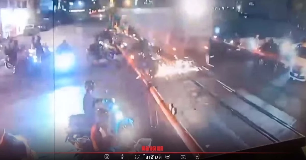 "ขนลุกซู่" แฟนหายไปไหน ฝ่าเครื่องกั้นโดนรถไฟชน เช็คกล้องแล้วชัดเลย (คลิป) "ขนลุกซู่" แฟนหายไปไหน ฝ่าเครื่องกั้นโดนรถไฟชน เช็คกล้องแล้วชัดเลย (คลิป)