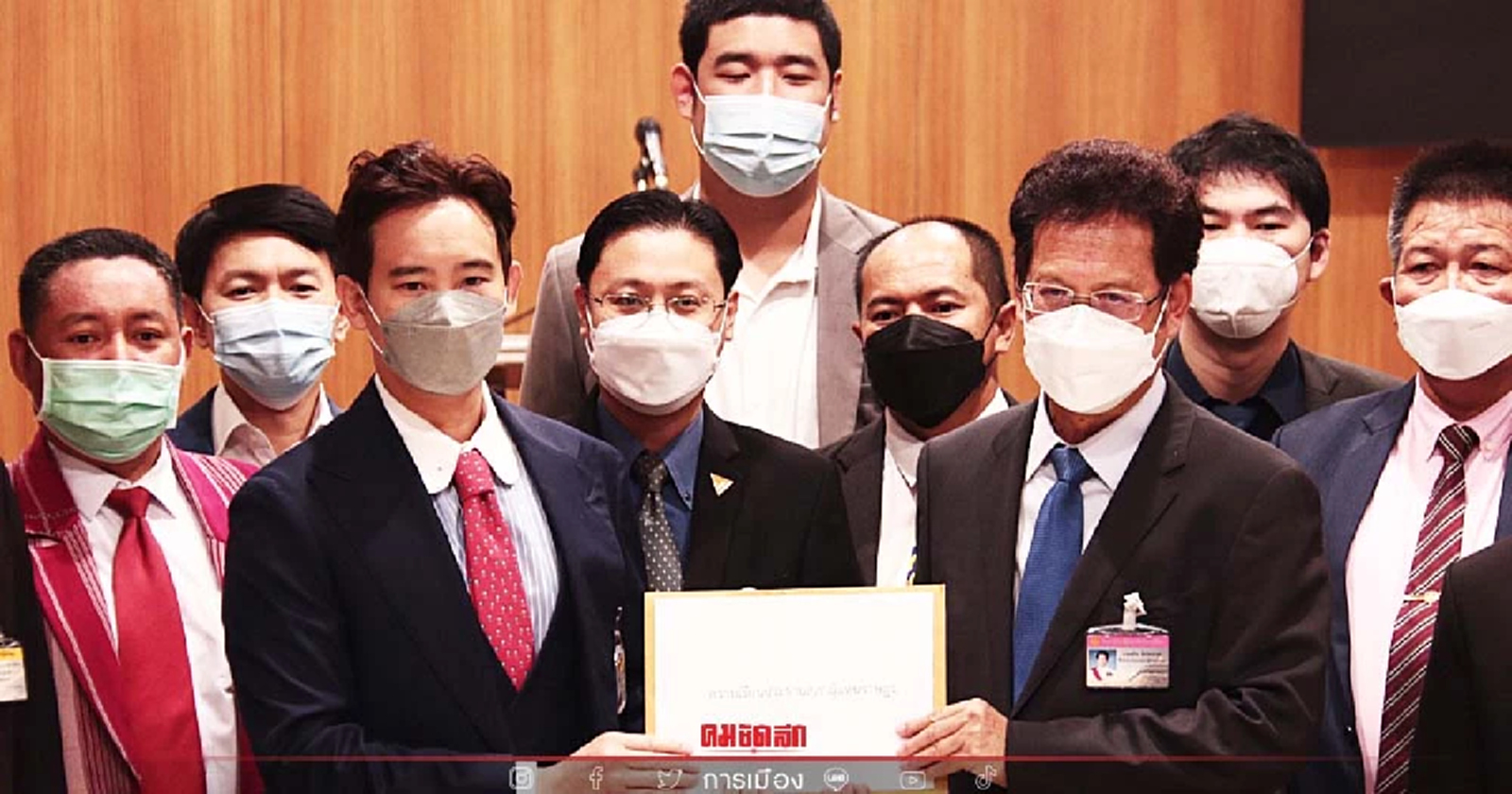 ก้าวไกลยื่นร่าง 2 กม.ลูกเลือกตั้งต่อปธ.สภาแล้ว ชงลดอำนาจยุบพรรคการเมือง