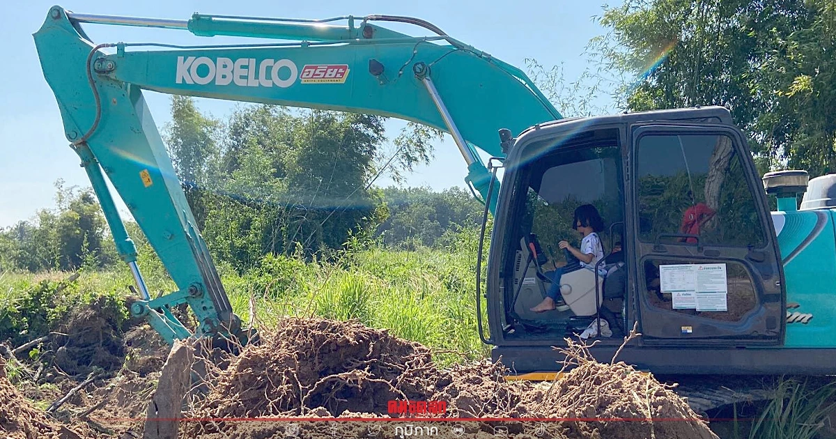 "ความสามารถพิเศษ" เด็กชาย 7 ขวบ ขับรถแบคโฮช่วยตาทำงาน (มีคลิป)