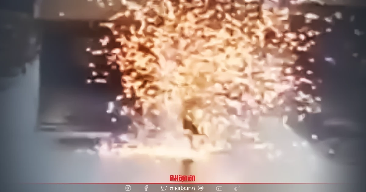 นาทีสุดช็อก รปภ.โดน "ฟ้าผ่าเปรี้ยง" ประกายไฟกระจายราวกับจุดพลุ (คลิป)
