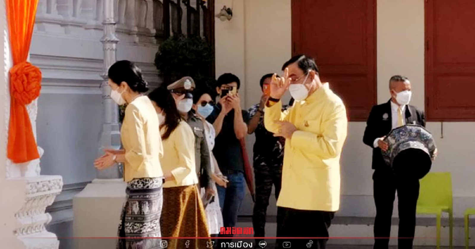 "นายกฯ" ยิ้มแย้มเข้าถวายสักการะพระสังฆราช-ทักปชช.ก่อนชูมือไอเลิฟยู