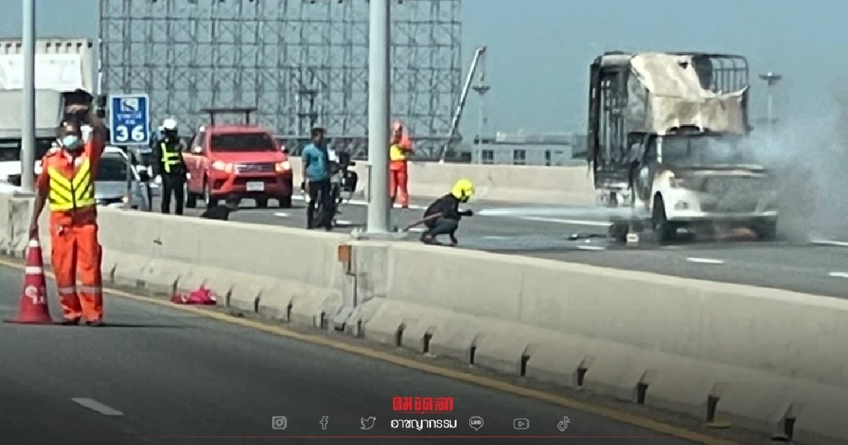 ระทึก "ทางด่วนบูรพาวิถี" ไฟไหม้รถกระบะ วอดทั้งคัน คนขับหนีตายได้หวุดหวิด