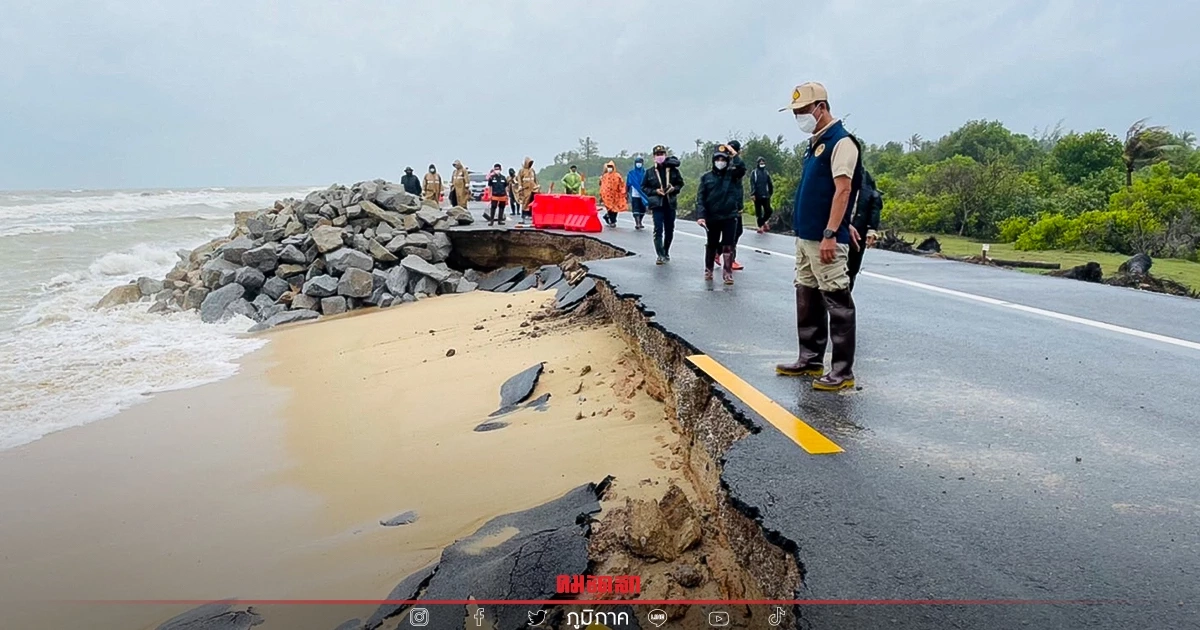 "ปัตตานี" คลื่นลมแรงซัดชายฝั่ง ตักหินขนาดใหญ่วางเป็นแนวกั้นคลื่นแล้ว