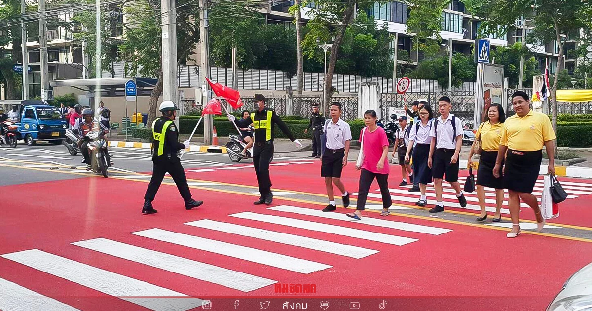 ตีเส้นจราจร "ทางม้าลาย" พร้อมทาสีแดง เรียกสติคนขับ หวั่นอุบัติเหตุซ้ำรอย ตีเส้นจราจร "ทางม้าลาย" พร้อมทาสีแดง เรียกสติคนขับ หวั่นอุบัติเหตุซ้ำรอย