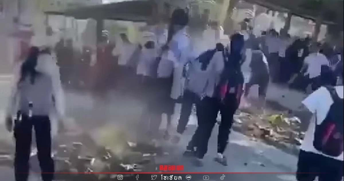 แก๊ง "นักเรียน" หัวร้อน ซัดกันยับฝุ่นตลบ ชาวเน็ตวิจารณ์เพียบ (คลิป)