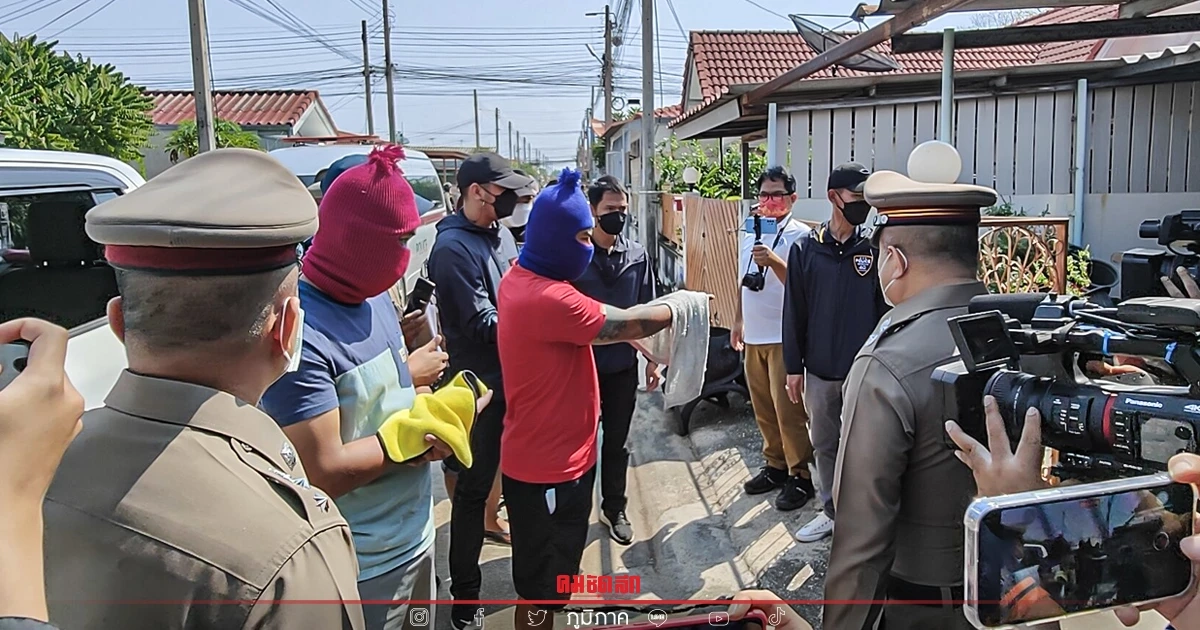 ตร.พิษณุโลกหิ้ว 4 ผู้ต้องหาชี้จุดยิง "หนุ่มเก็บเงินกู้" เสียชีวิตคาวงเหล้า ตร.พิษณุโลกหิ้ว 4 ผู้ต้องหาชี้จุดยิง "หนุ่มเก็บเงินกู้" เสียชีวิตคาวงเหล้า