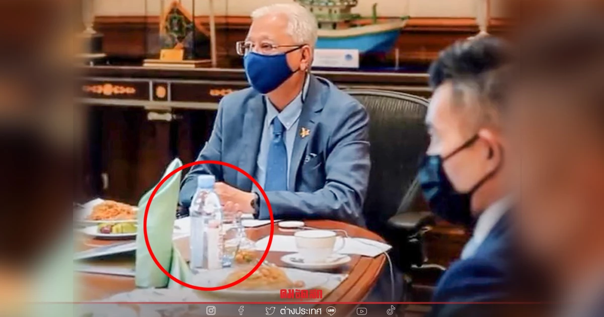 ชาวเน็ตมาเลเซียเดือด หลังเห็นน้ำแร่ราคาแพง ตั้งโต๊ะครม.ขณะถก "ค่าครองชีพ" ชาวเน็ตมาเลเซียเดือด หลังเห็นน้ำแร่ราคาแพง ตั้งโต๊ะครม.ขณะถก "ค่าครองชีพ"