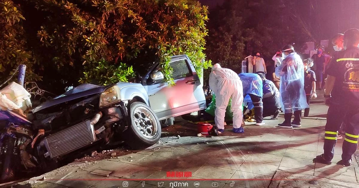 "กระบะซิ่ง" เสียหลัก หมุนชนกำแพงร้านแอร์ โชเฟอร์เจ็บหมดสติติดในรถ