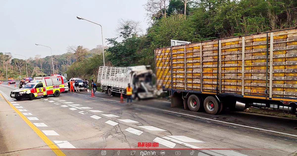 6 ล้อ ขนปุ๋ยขี้เป็ด "พุ่งชนท้าย" รถบรรทุกไก่ ดับ 1 เจ็บ 1 คาดระบบเบรกมีปัญหา