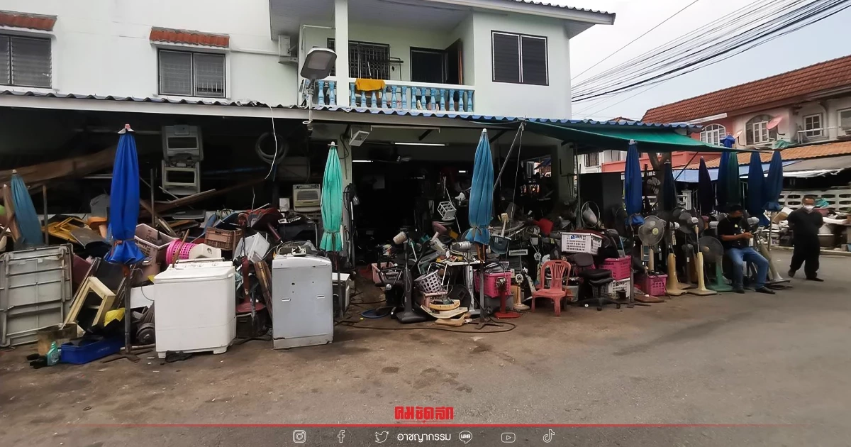 โผล่อีก! "ช่างซ่อม" วัย 73 ปี เก็บอะไหล่เสียวางเกลื่อนถนนทำชาวบ้านเดือดร้อน โผล่อีก! "ช่างซ่อม" วัย 73 ปี เก็บอะไหล่เสียวางเกลื่อนถนนทำชาวบ้านเดือดร้อน