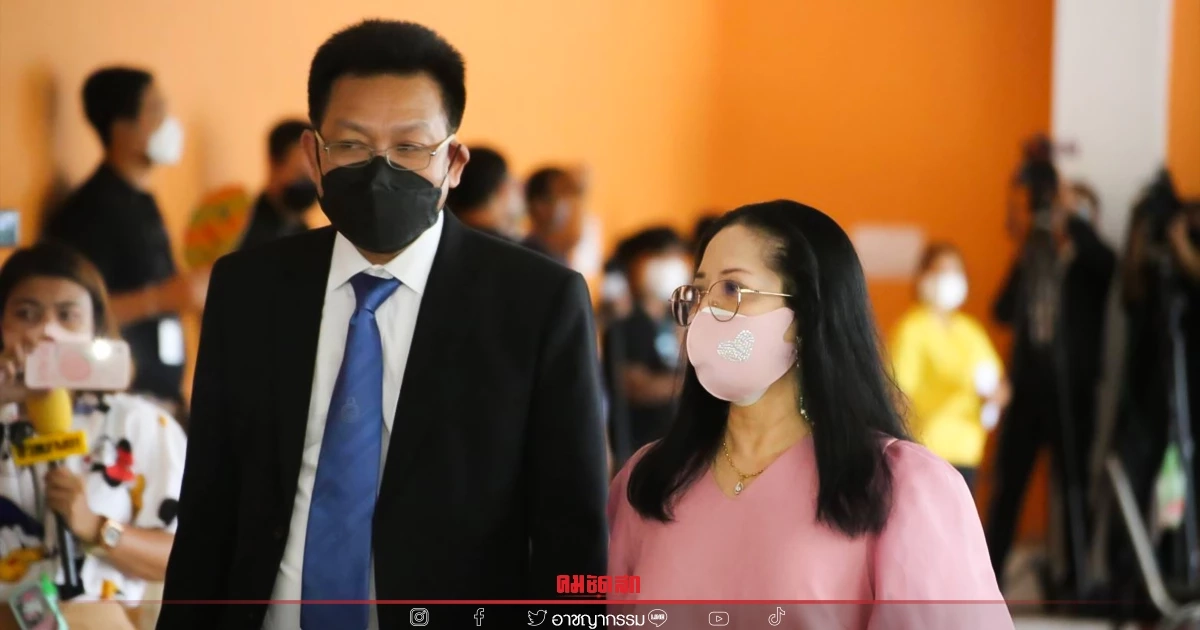 "ทนายเดชา" พา "แม่แตงโม" แจ้งจับ อดีตคนมีสีและคนหิวแสง ที่ สภ.เมืองนนทบุรี