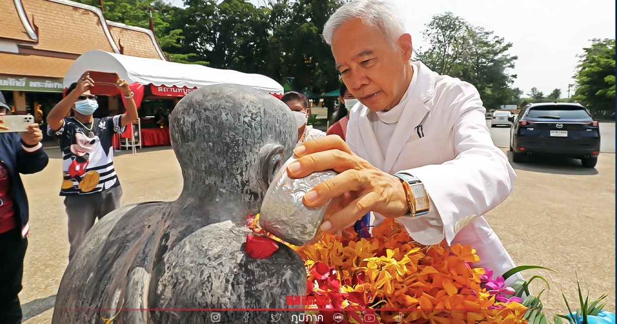 เที่ยวสงกรานต์หัวหิน สรงน้ำ "หลวงพ่อทวดองค์ใหญ่" เริ่มแล้ว เที่ยวสงกรานต์หัวหิน สรงน้ำ "หลวงพ่อทวดองค์ใหญ่" เริ่มแล้ว