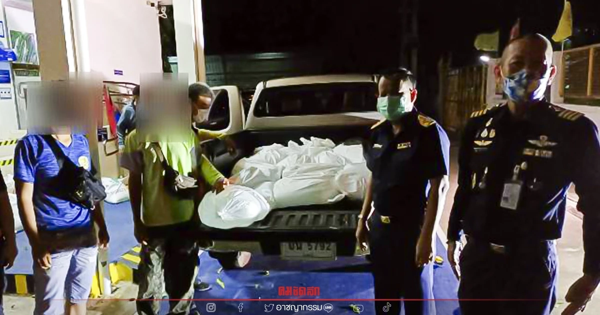 สรรพสามิต จ.แพร่ รวบ 2 หนุ่ม ขน"เหล้าเถื่อน" กว่า 40 ถุง