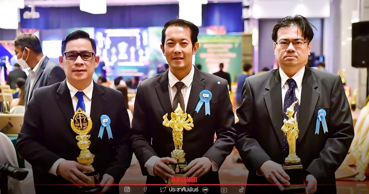 หน.พรรคไทยสมาร์ท รับรางวัล"ผู้ทำคุณประโยชน์ต่อสังคมและประเทศชาติดีเด่น"