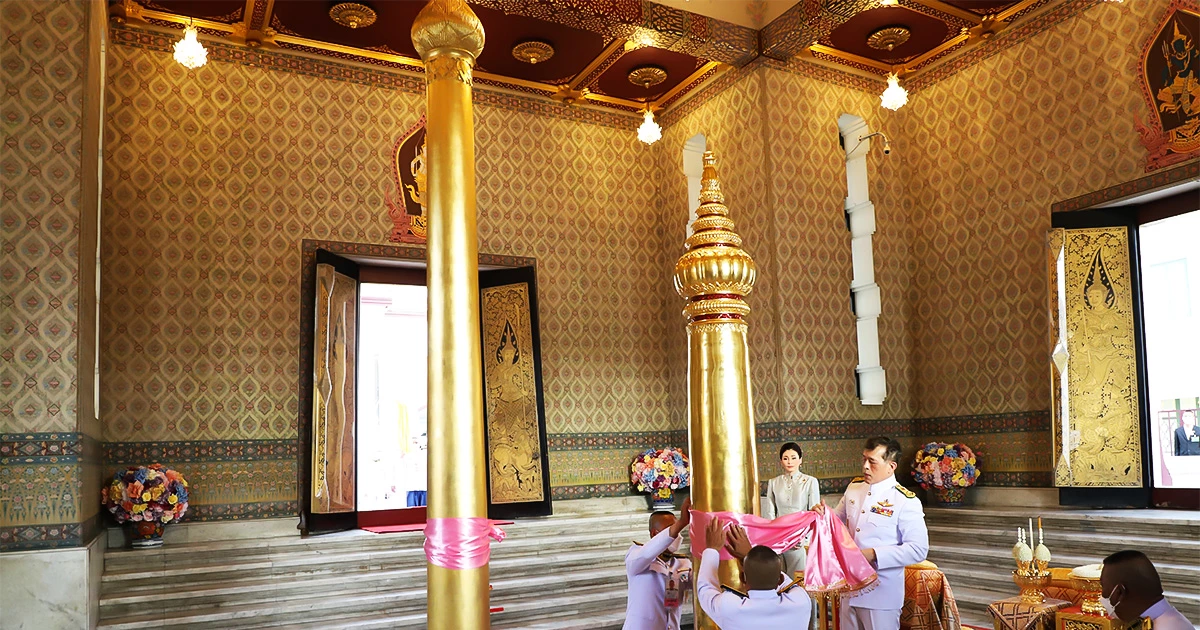 ในหลวง-พระราชินี ทรงบวงสรวงพระหลักเมือง ในโอกาส 240 ปี กรุงรัตนโกสินทร์ ในหลวง-พระราชินี ทรงบวงสรวงพระหลักเมือง ในโอกาส 240 ปี กรุงรัตนโกสินทร์