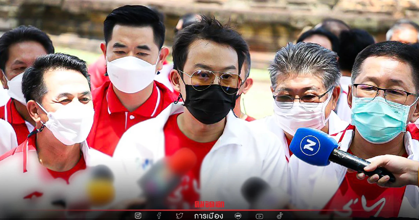 "โอ๊คพานทองแท้" ร่วม "ครอบครัวเพื่อไทย" พบปะชาวนาที่สุรินทร์