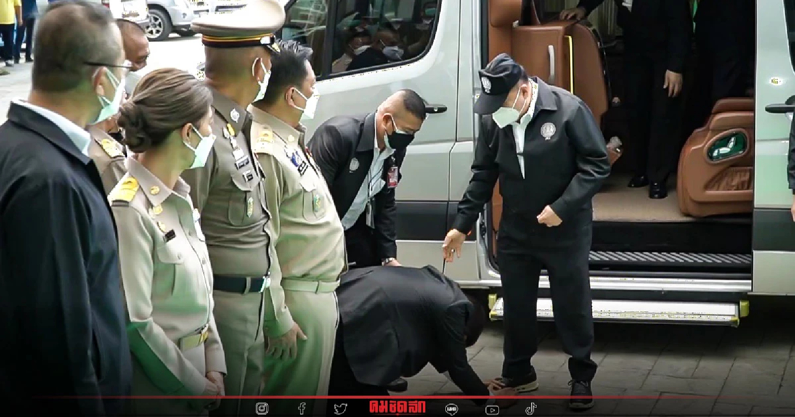 "กรุงศรีวิไล" ก้มกราบเท้า "บิ๊กป้อม" อยากให้เป็น รมว.มหาดไทย แทน "บิ๊กป๊อก"