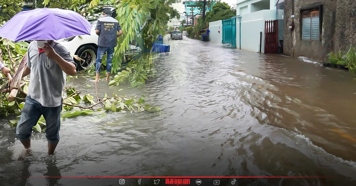 ประมวลภาพ สมุทรปราการ ไม่แพ้ กทม. "ฝนตก" ต่อเนื่อง "น้ำท่วม" ขัง รถติดหนึบ