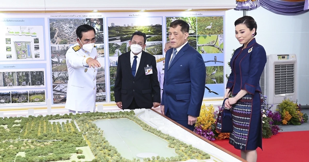 ในหลวง - พระราชินี ทรงเปิดสวนป่า ระยะที่ 2-3 ณ สวนสาธารณะ "เบญจกิติ" เขตคลองเตย