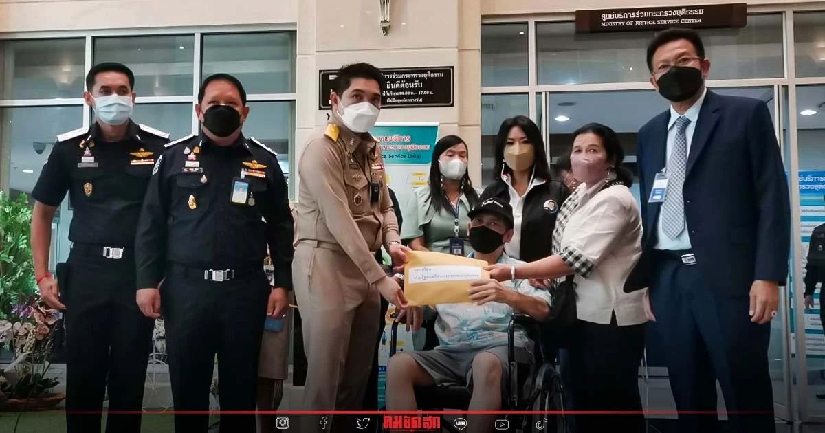 "ทนายเดชา" พาผู้เสียหายร้องกระทรวงยุติธรรม ถูก"ตำรวจ" จับใช้ไม้เบสบอลตี "ทนายเดชา" พาผู้เสียหายร้องกระทรวงยุติธรรม ถูก"ตำรวจ" จับใช้ไม้เบสบอลตี
