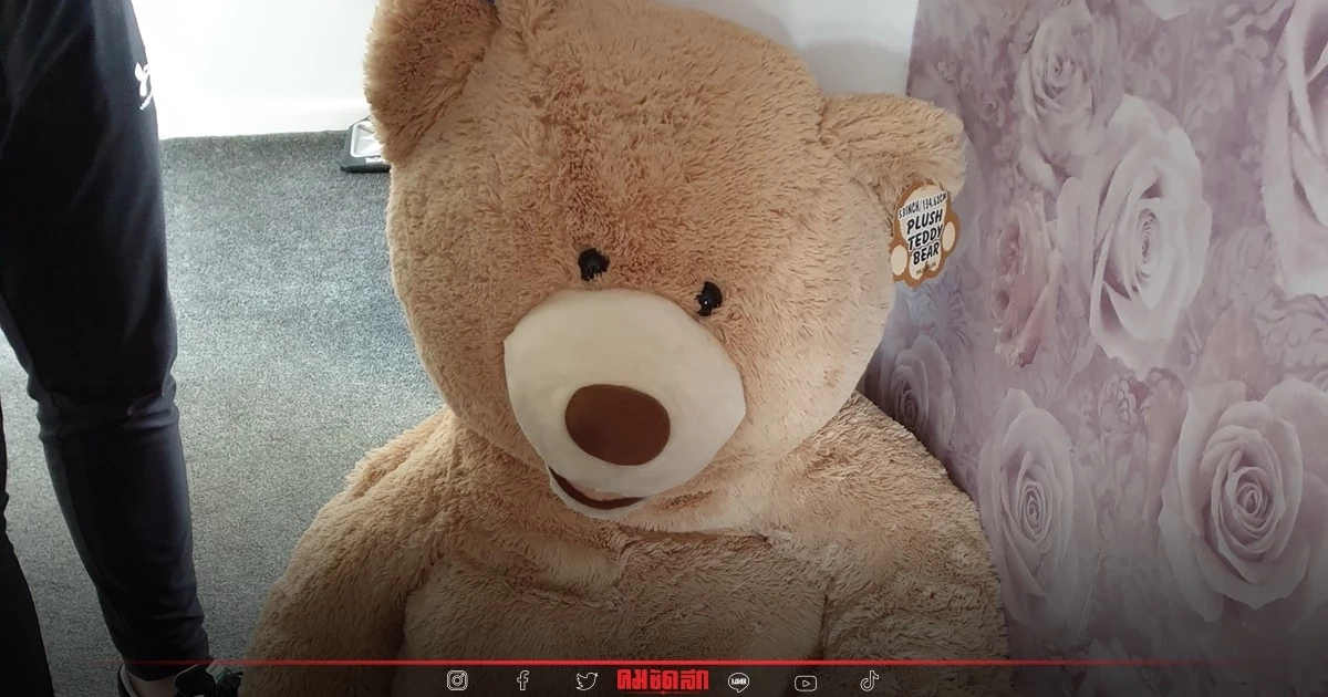 ตร.อึ้งแต่ไม่หลงกล บุกจับวัยรุ่นอังกฤษขโมยรถ พบซ่อนตัวใน "ตุ๊กตาหมี"