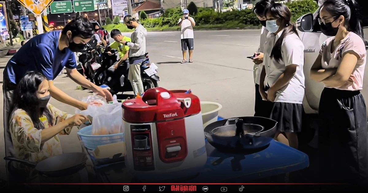 ชาวเชียงใหม่แห่อุดหนุน "ข้าวไข่เจียว" แม่ค้า ป่วยมะเร็ง แต่ไม่งอมืองอเท้า ชาวเชียงใหม่แห่อุดหนุน "ข้าวไข่เจียว" แม่ค้า ป่วยมะเร็ง แต่ไม่งอมืองอเท้า