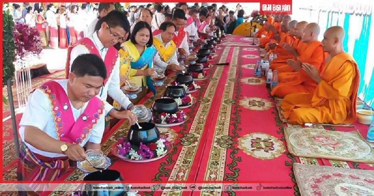 รู้จักประเพณี "ตักบาตรน้ำผึ้ง" สืบทอดชาวไทยเชื้อสาย มอญ ขึ้น 15 ค่ำ เดือน 10 รู้จักประเพณี "ตักบาตรน้ำผึ้ง" สืบทอดชาวไทยเชื้อสาย มอญ ขึ้น 15 ค่ำ เดือน 10