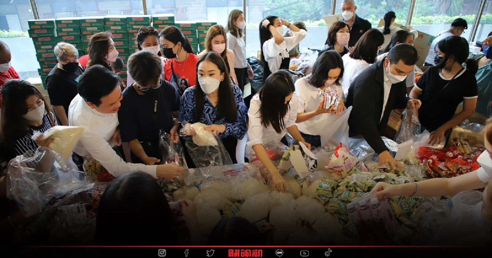ครอบครัวเพื่อไทย ร่วมกันบรรจุ ถุงยังชีพ ช่วยผู้ประสบภัย น้ำท่วมกรุงเทพ
