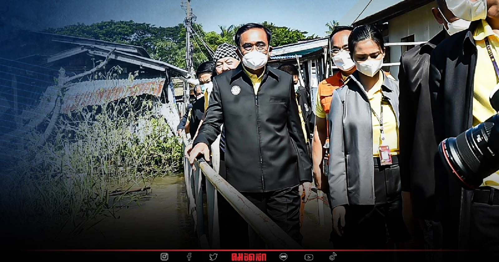 "บิ๊กตู่" ลุยน้ำเยี่ยมชาวบ้าน ยอมรับปีนี้น้ำมหาศาล รับปากจะเร่งเยียวยา