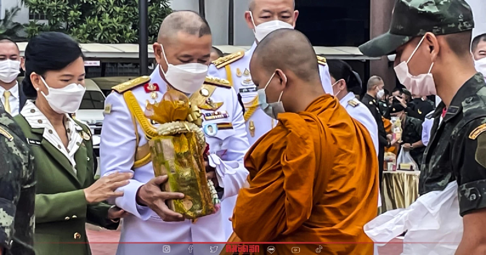 "ผู้บัญชาการทหารบก" นำกำลังพล ทำบุญวันคล้ายวันสวรรคต น้อมรำลึก รัชกาลที่ 9