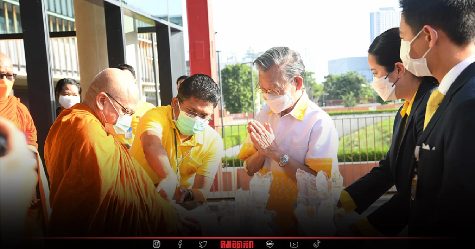 "ประธานรัฐสภา" ทำบุญตักบาตรถวานพระราชกุศลแด่ ในหลวงร.9