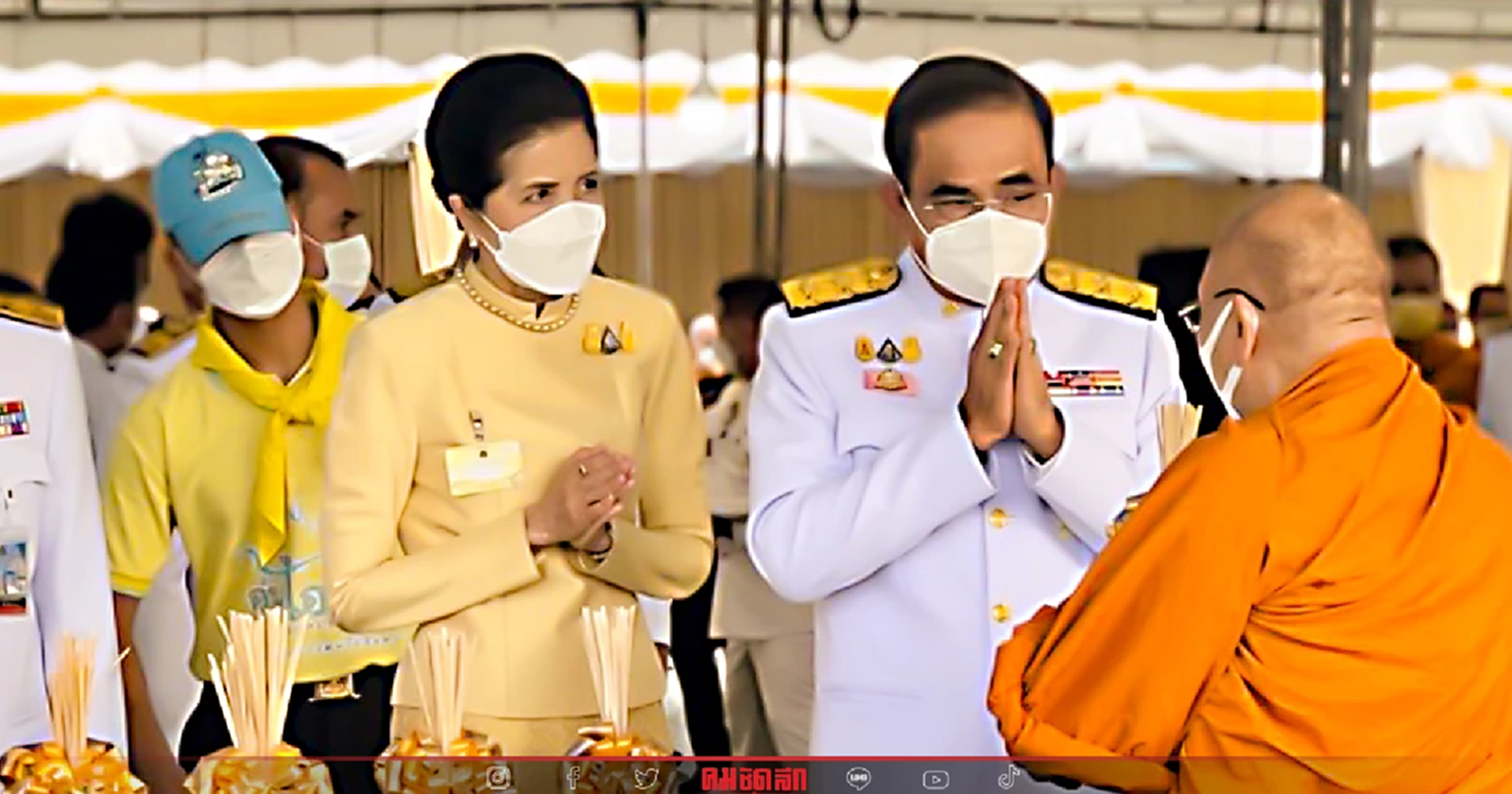 "นายกฯ" นำ ครม. - ปชช. ทุกภาคส่วน ร่วมทำบุญตักบาตรพระ 189 รูป “วันพ่อแห่งชาติ”