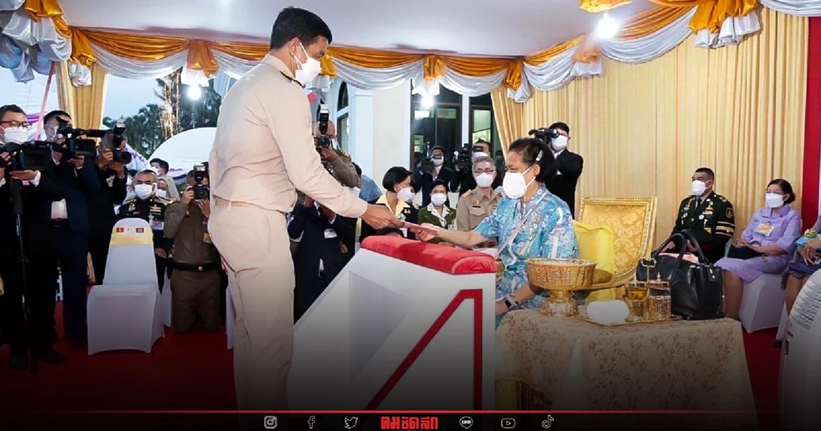 'ปลัดมท.'แจงดราม่าภาพ'ชัชชาติ'ยืนรับพระราชทานสิ่งของ