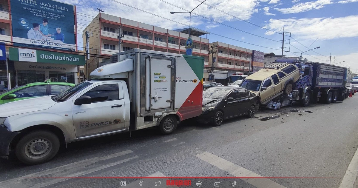 รถพ่วง กลับจากลงดิน มุ่งหน้าอยุธยา "เบรกแตก" พุ่งชนรถติดไฟแดง พังยับ 5 คันรวด