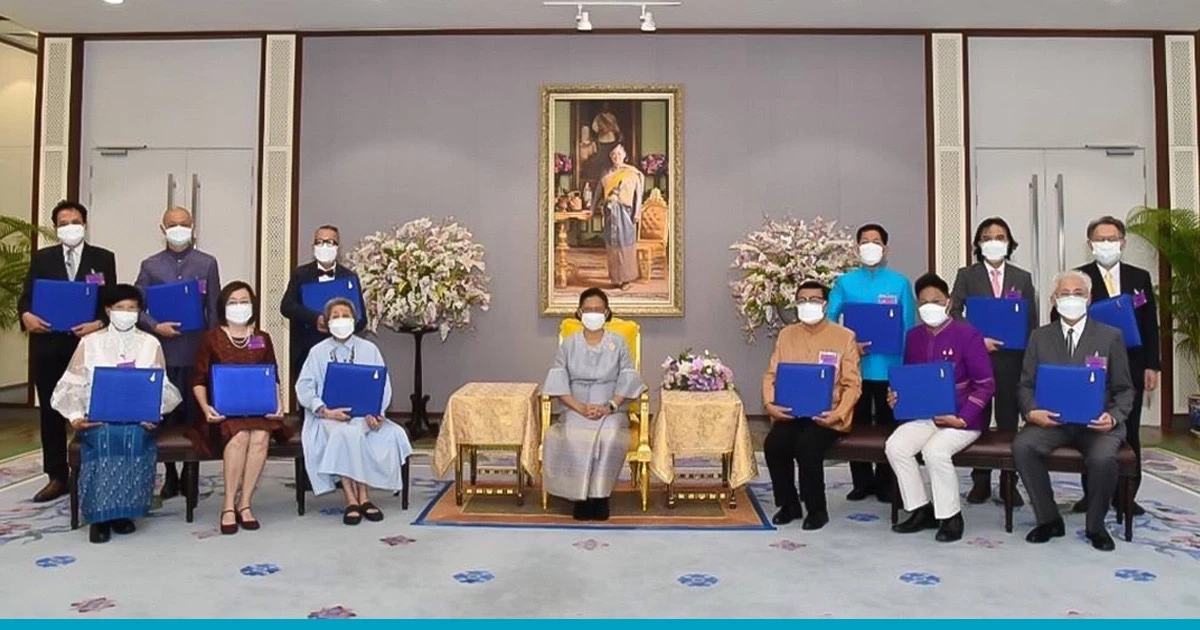 กรมสมเด็จพระเทพรัตนราชสุดาฯ พระราชทานโล่ ๑๒ ศิลปินแห่งชาติ กรมสมเด็จพระเทพรัตนราชสุดาฯ พระราชทานโล่ ๑๒ ศิลปินแห่งชาติ