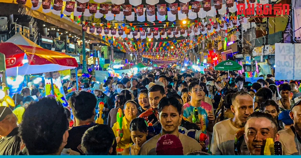 แน่น 'ถนนข้าวสาร' จนท.ปิดทางเข้า-ออกเป็นระยะ เร่งระบายลดความแออัด แน่น 'ถนนข้าวสาร' จนท.ปิดทางเข้า-ออกเป็นระยะ เร่งระบายลดความแออัด