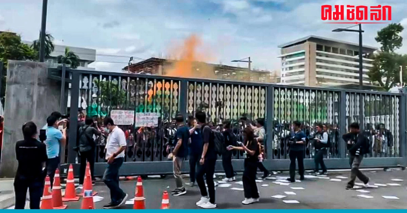 หน้า 'รัฐสภา' มวลชนรอพบ 'พิธา' หลังศาล รธน. สั่งหยุดปฏิบัติหน้าที่ สส.