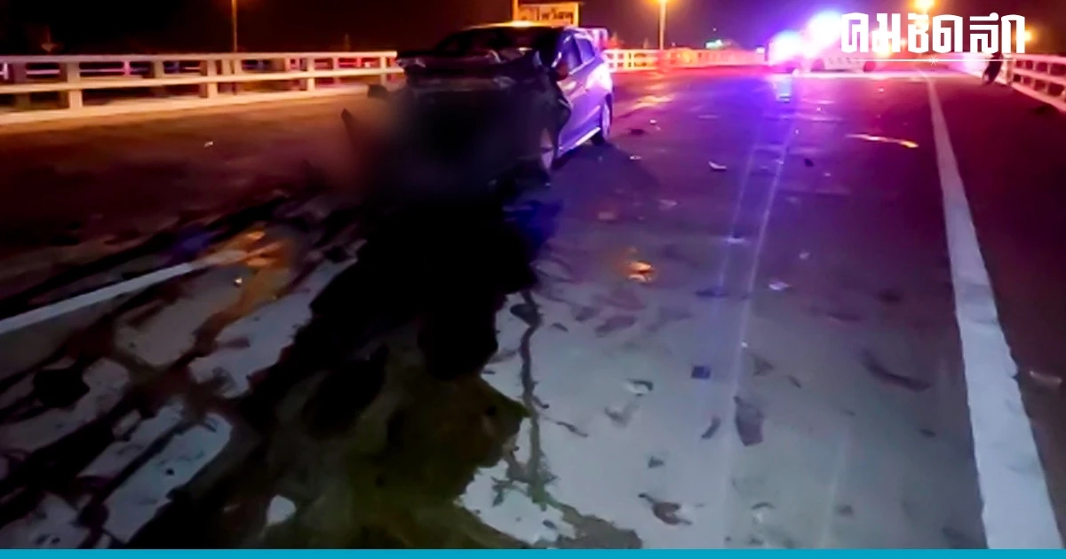 เก๋งพุ่งชนท้ายรถพ่วงพังยับ 'ไฟไหม้' โชคดีพลเมืองดีช่วยทัน