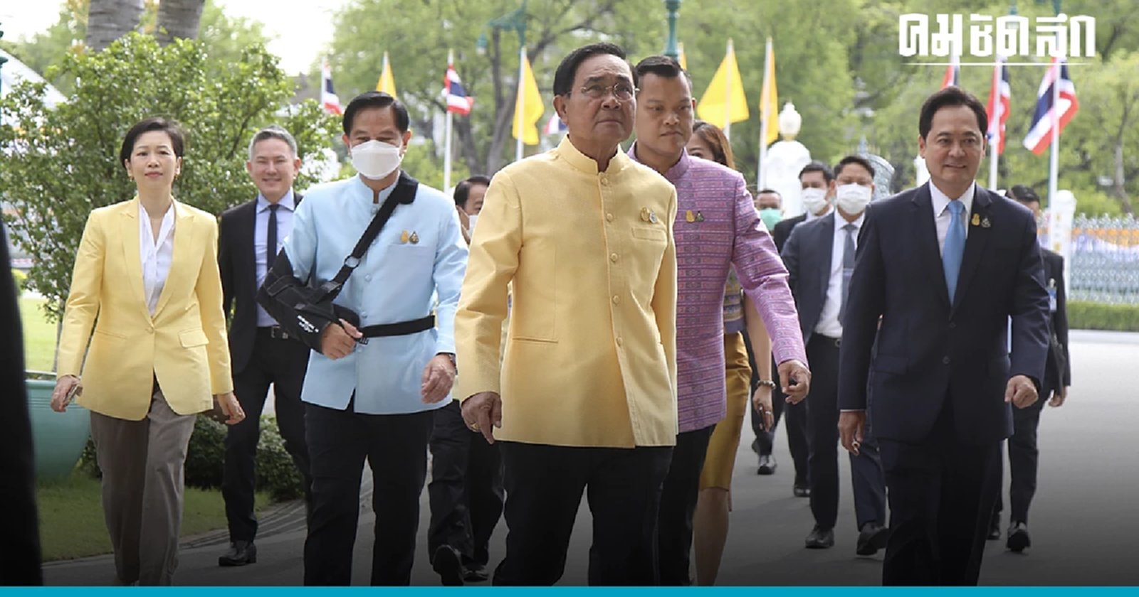 พล.อ.ประยุทธ์  เมิน ทักษิณ กลับไทย - ยิ่งลักษณ์ อวยพรขอให้ได้อยู่กับครอบครัว