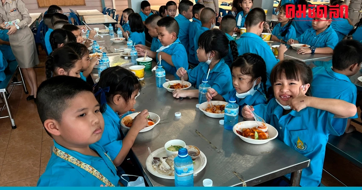 ในหลวง พระราชทานเลี้ยงอาหารกลางวันแก่นักเรียน - ครู รร.ทีปังกรวิทยาพัฒน์