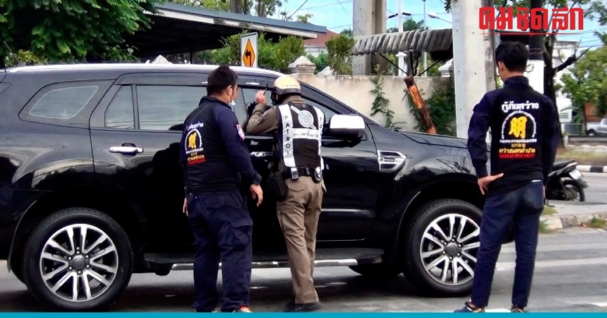 หนุ่มขับรถ 'จอดติดไฟแดง' เผลอหลับ นานกว่าครึ่งชั่วโมง ทำรถติดยาว