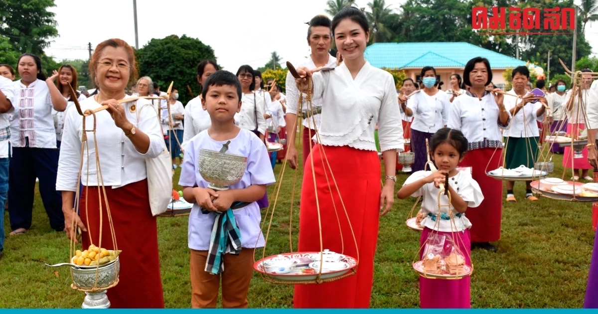 อุตรดิตถ์สืบสานประเพณีหนึ่งเดียว ตักบาตรหามจังหัน อุตรดิตถ์สืบสานประเพณีหนึ่งเดียว ตักบาตรหามจังหัน