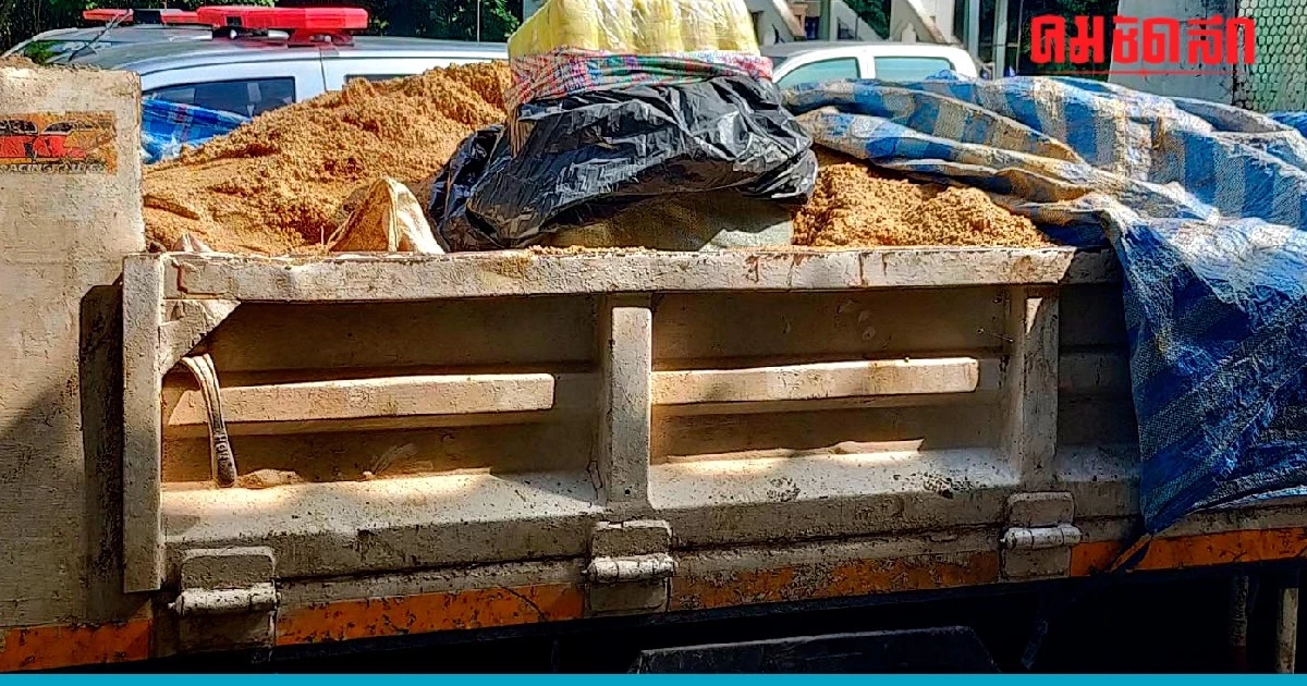 ชาวบ้านตัดหญ้าพบรถบรรทุกทรายจอดทิ้งใน 'ป่าช้า' ซุกยาบ้า 7.6 ล้านเม็ด ชาวบ้านตัดหญ้าพบรถบรรทุกทรายจอดทิ้งใน 'ป่าช้า' ซุกยาบ้า 7.6 ล้านเม็ด