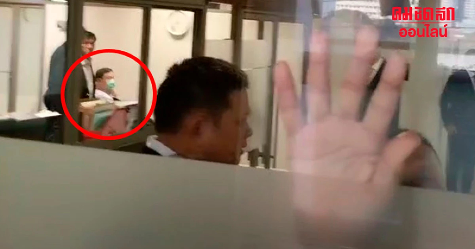 'ทักษิณ' นั่งวีลแชร์ รายงานตัวอัยการฯ คดี ม.112 แล้ว