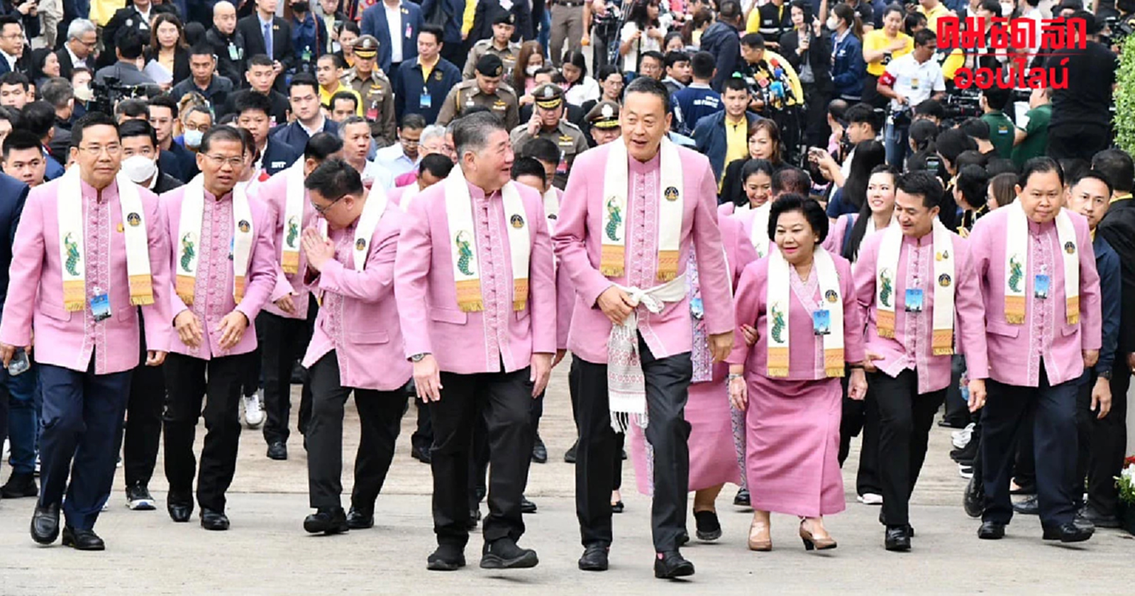นายกฯ – ครม. แต่งชมพูพื้นเมือง ประชุม ครม.สัญจร พะเยา
