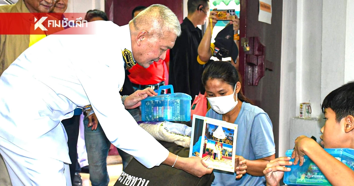 ในหลวง ร.10 พระราชทานถุงยังชีพ แก่ผู้ประสบภัยเพลิงไหม้ชุมชนตรอกโพธิ์